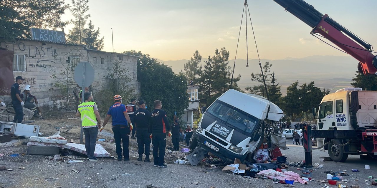 Gaziantep'te kamyon kırmızı ışıkta bekleyen 3 araca çarptı: 5 kişi yaşamını yitirdi, 17 kişi yaralı
