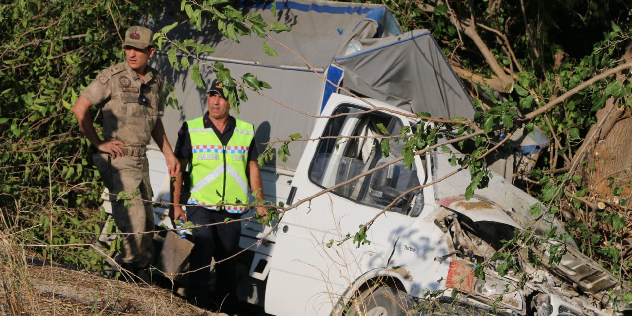 Adana'da kamyonet şarampole yuvarlandı; 3 kişi yaşamını yitirdi