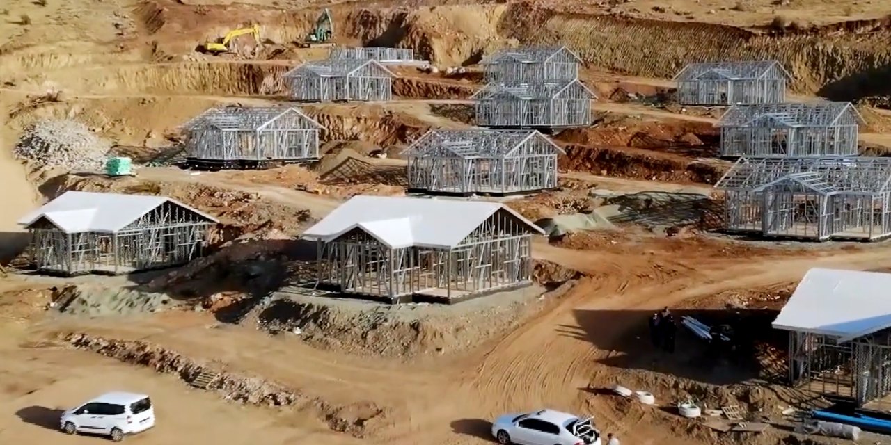 Deprem bölgesinde 100 bin köy evi çelikten yapılacak