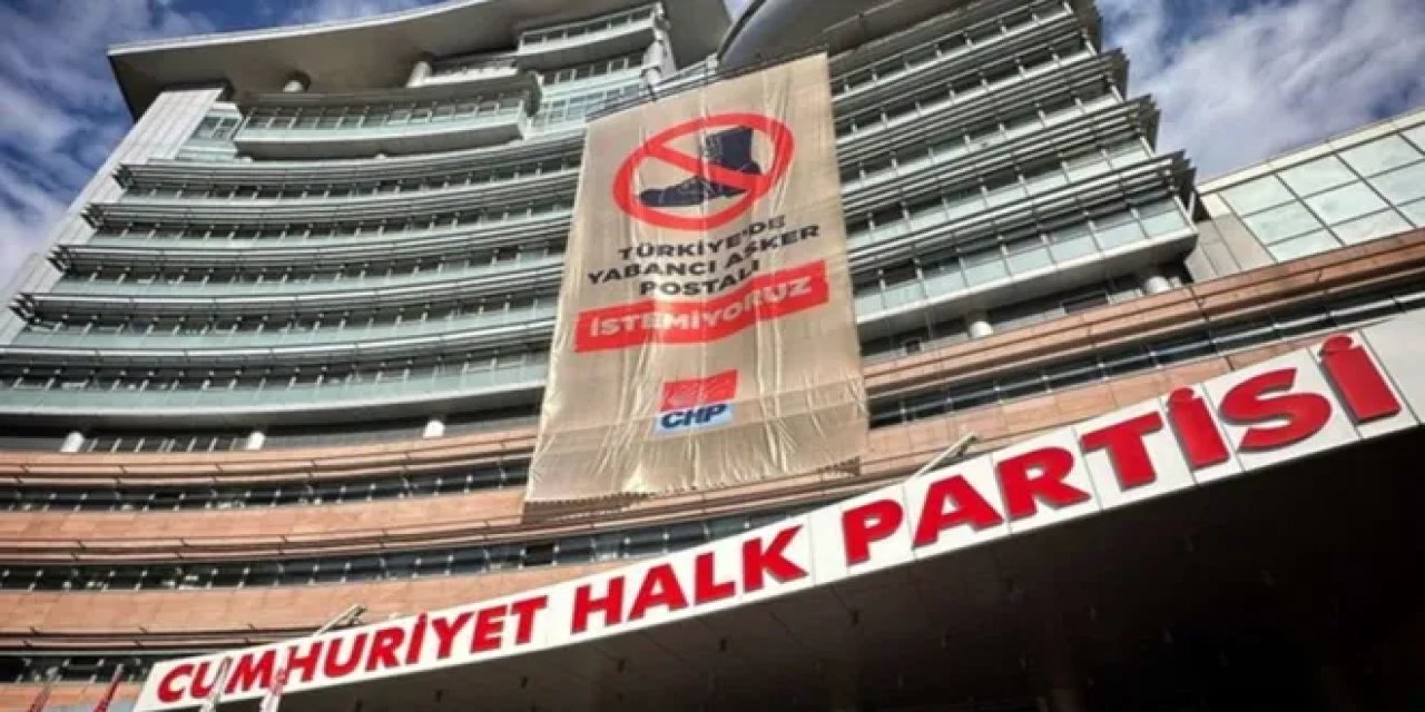 Tezkere görüşmeleri öncesi CHP binasına dev pankart: 'Türkiye'de yabancı asker postalı istemiyoruz'