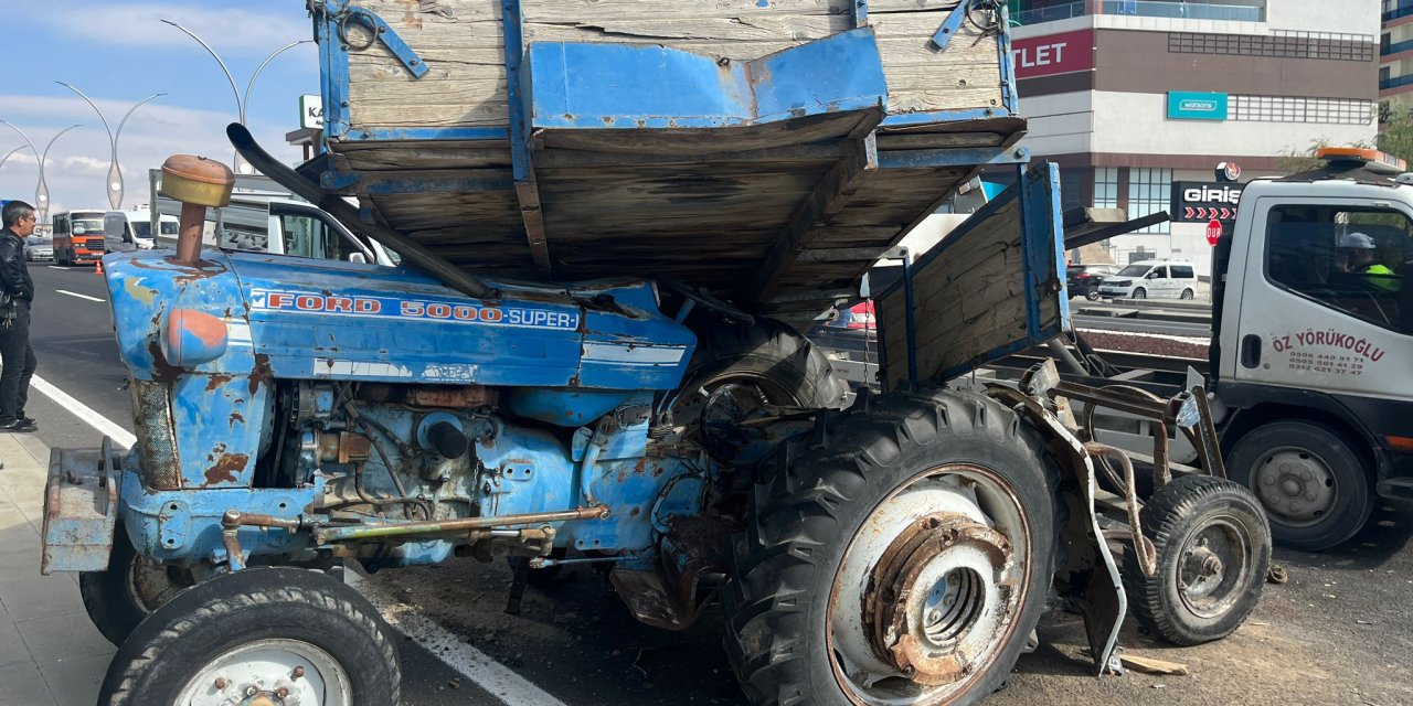 Kamyonet, traktörün römorkuna çarptı: 1 ölü, 2 yaralı