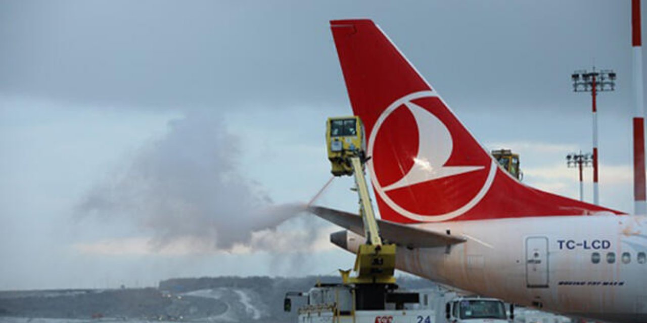 Adana'da görevlilerle tartışan yolcu, ‘Çantamda bomba mı var’ deyince uçakta arama yapıldı