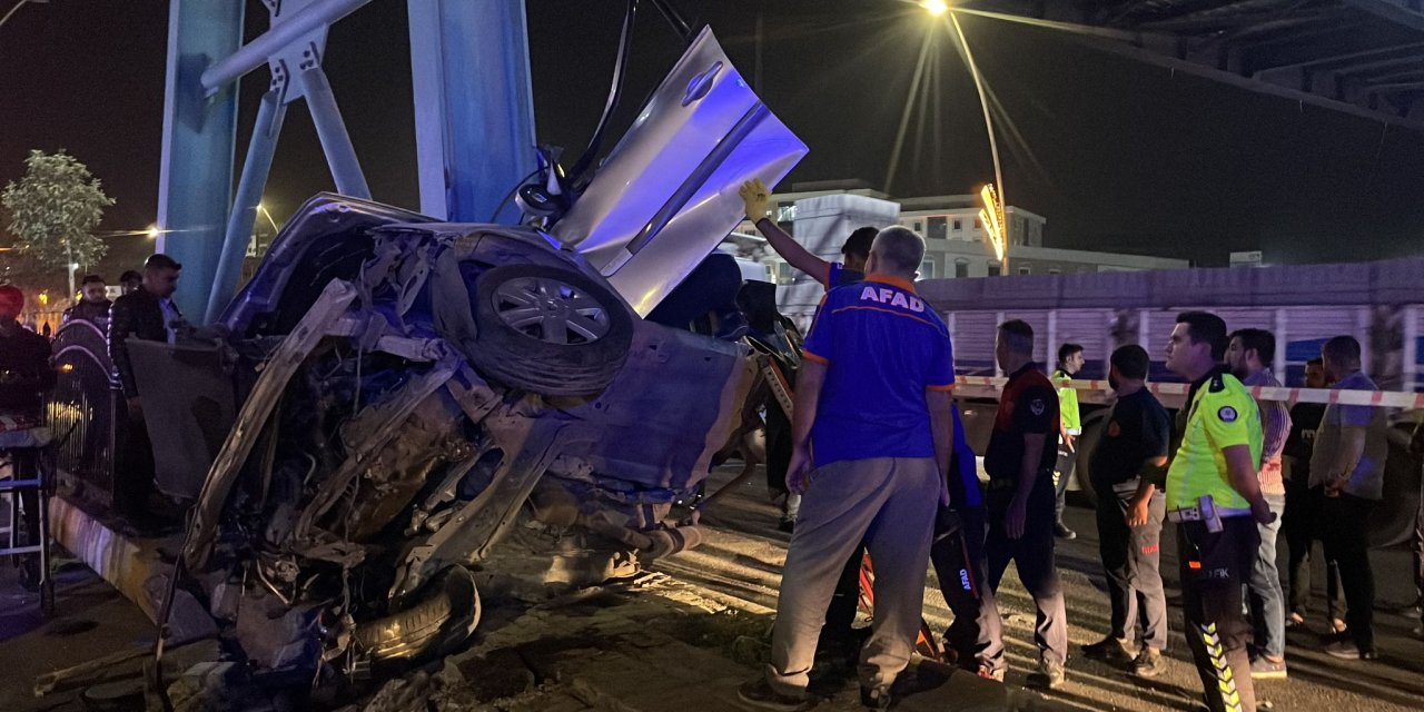 Şanlıurfa’da araç üst geçidin ayağına çarptı: 2 kişi yaşamını yitirdi