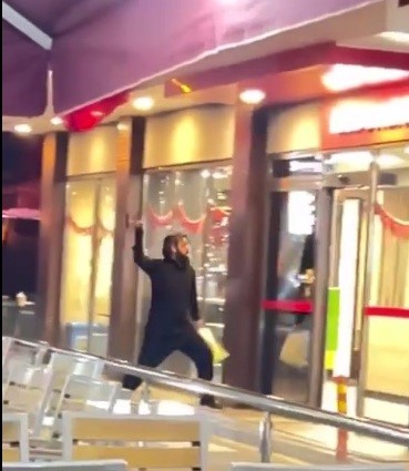 Mersin'de bir kişi McDonald's şubesine "Ya Allah Bismillah, Allahu Ekber" diyerek saldırdı