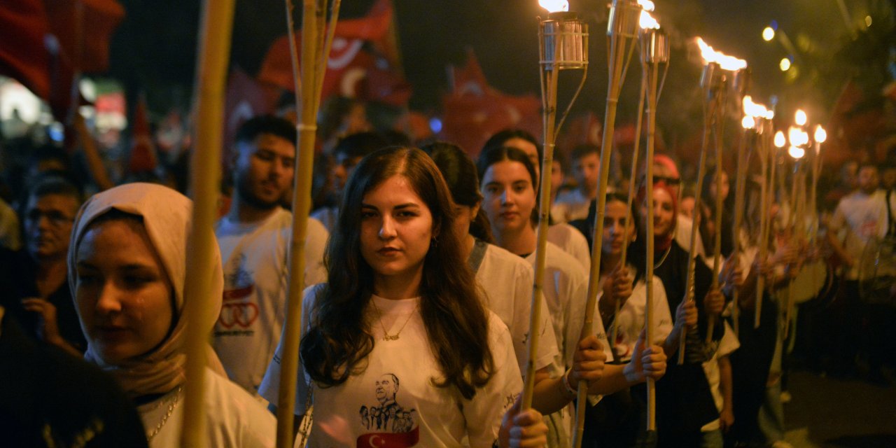Adana'da Cumhuriyet Bayramı’nın 100’üncü yılında fener alayı