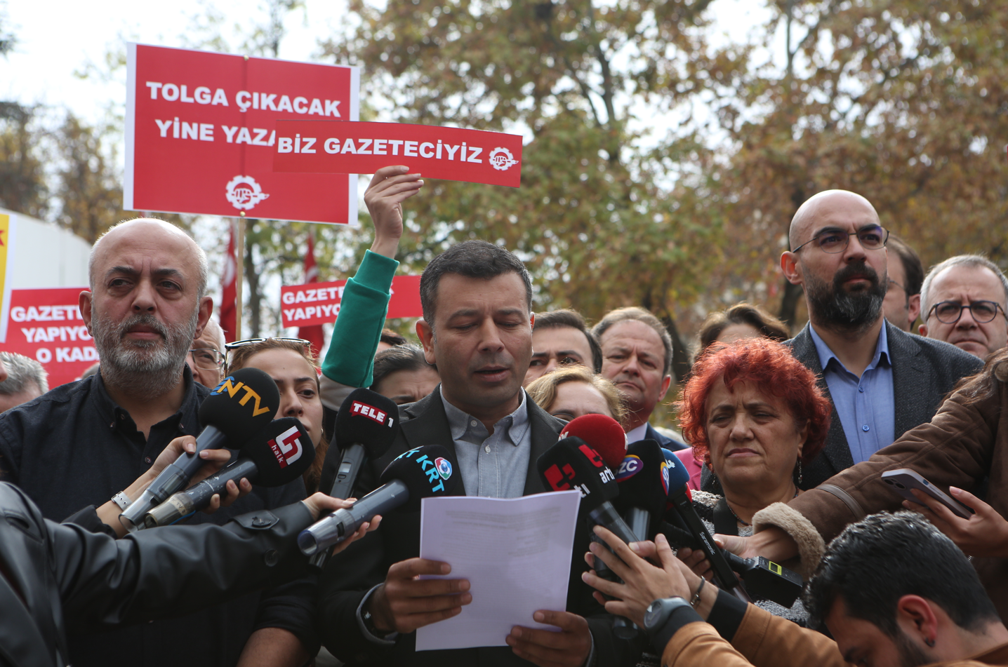 Gazeteciler Tolga Şardan için seslendi: 'Tolga çıkacak yine yazacak!'