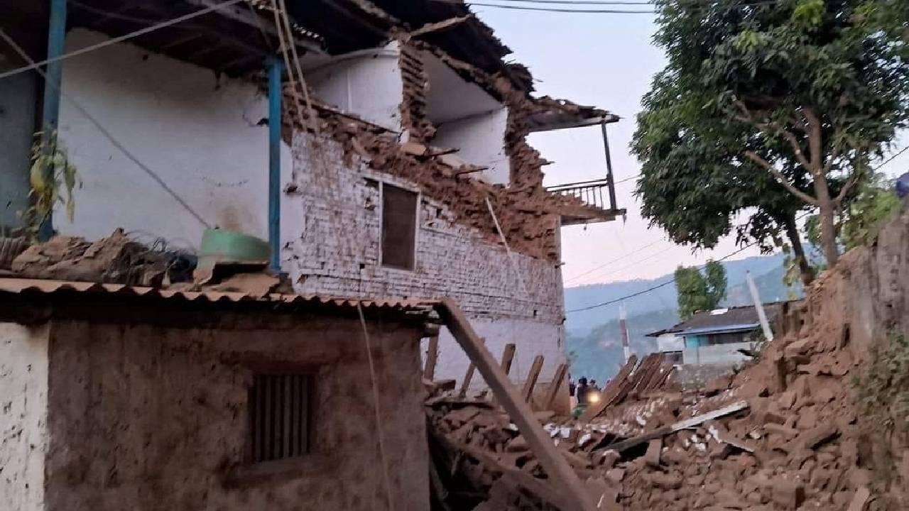 Nepal'de dün akşam meydana gelen depremde en az 128 kişi hayatını kaybetti