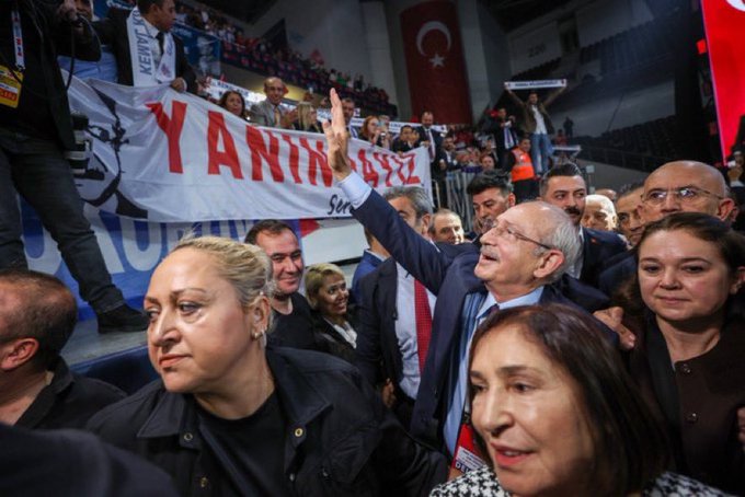 Kemal Kılıçdaroğlu salonu terk etti
