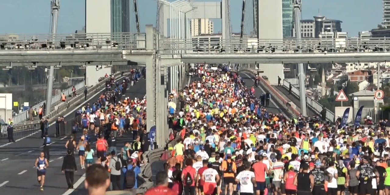 İki kıta arasındaki tek maraton: İstanbul maratonu başladı; 45 bin sporcu ter döküyor