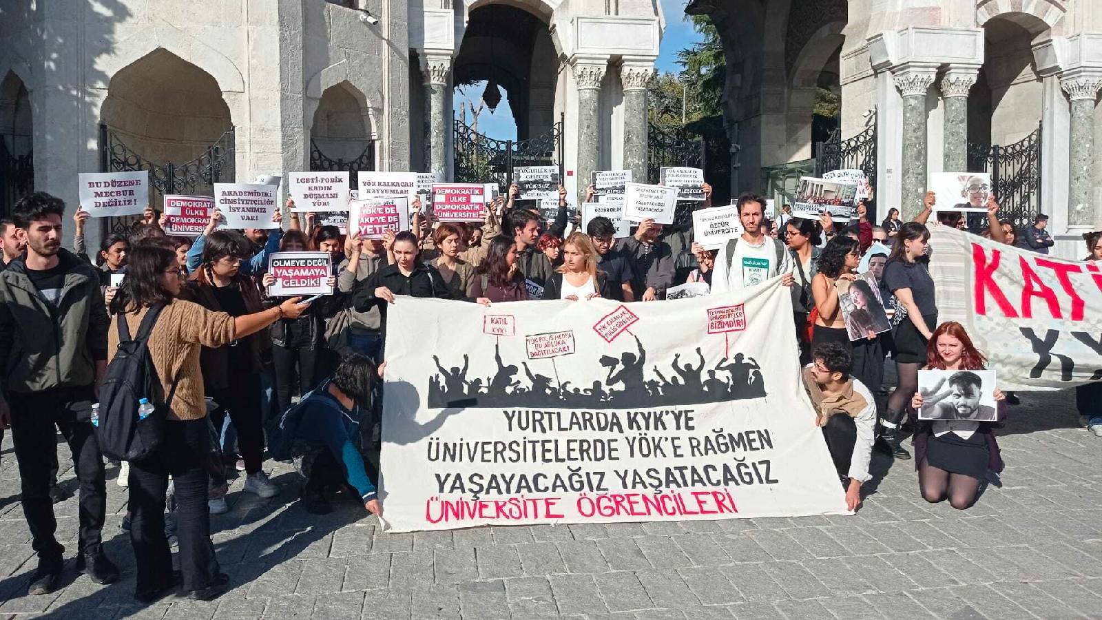 İstanbul Üniversitesi önünde öğrencilerden eylem: Yurtlarda KYK’ya, üniversitelerde YÖK’e rağmen yaşayacağız