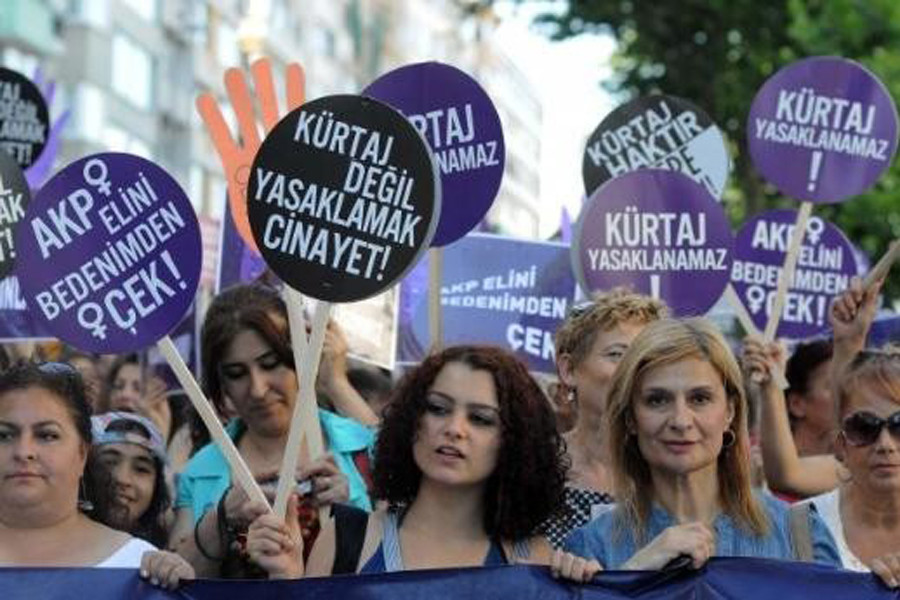 Avrupalı siyasetçiler ve aktivistlerden "kürtaj yasağı" için ortak mektup: "Kürtaja karşı tüm yasal engeller kaldırılmalı"
