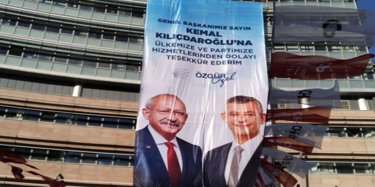 CHP Genel Merkezi'nde Özgür Özel imzalı Kılıçdaroğlu'na dev pankartlı teşekkür