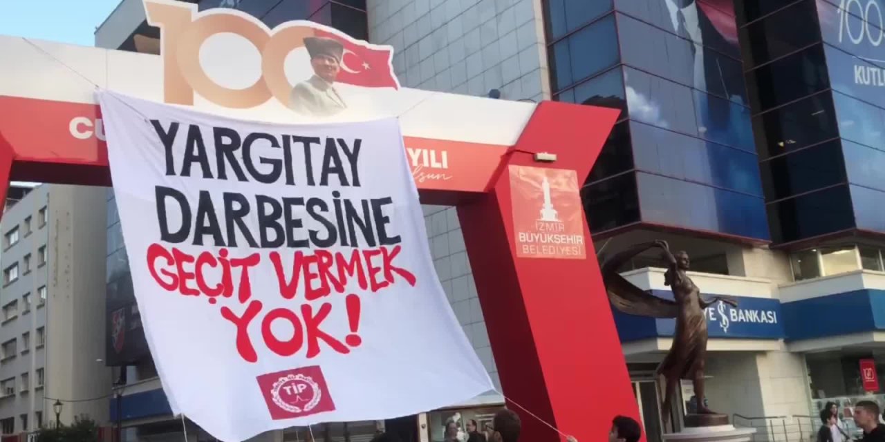 TİP'den Yargıtay kararına pankartlı protesto: Yargıtay darbesine geçit vermek yok