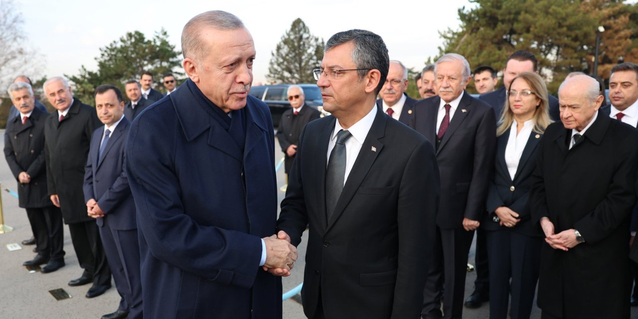 Anıtkabir'de tören: Özgür Özel, Erdoğan ve Bahçeli ile tokalaştı