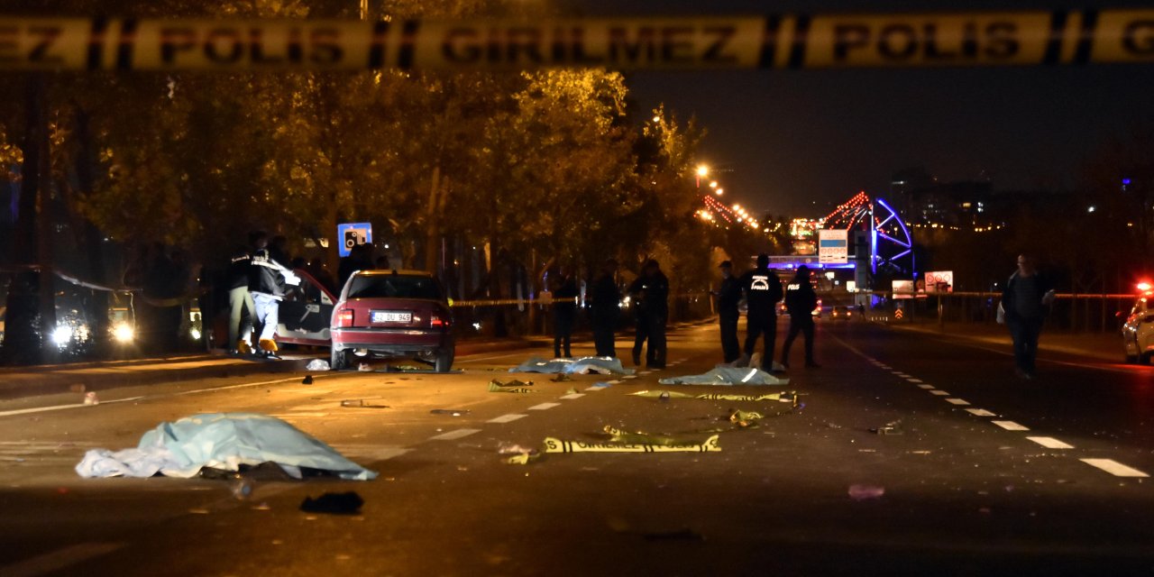 Konya'da yolun karşısına geçmeye çalışan yayalara otomobil çarptı: 5 ölü