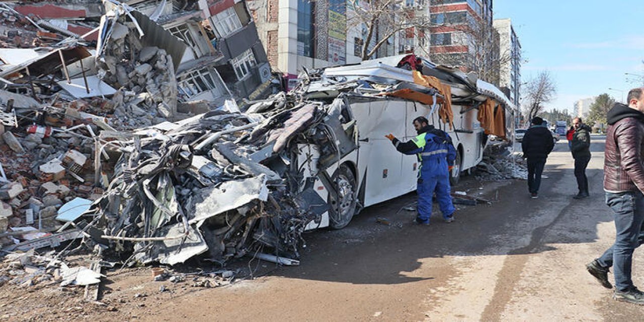 Prof. Dr. Altunışık: Isias Otel'in depremdeki yıkılış şekli, kum dolu kovayı ters çevirmişsiniz gibi