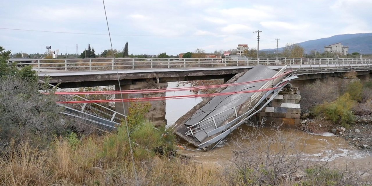 Edremit'te sağanak yağış nedeniyle köprü çöktü