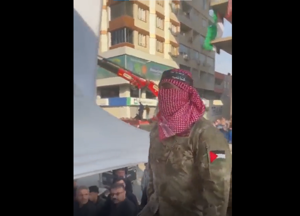 HÜDA-PAR mitinginde Hamas üyelerini andıran kıyafetlerle sahneye çıkıldı