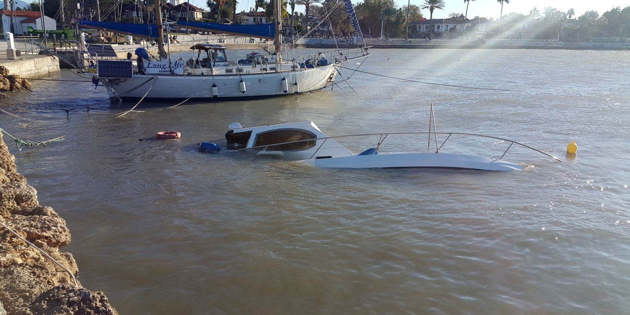 Antalya'da fırtına: Uçuşlar iptal oldu, tekne battı