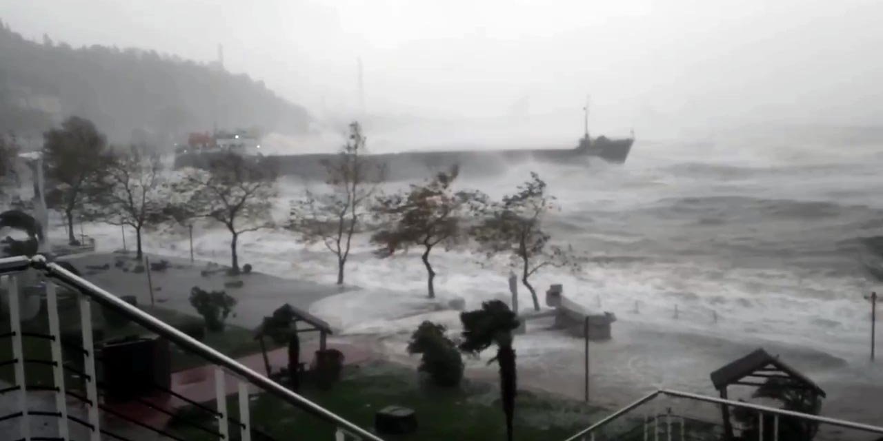 Fırtına tüm yurtta etkili oldu: Ağaçlar devrildi, yollar çöktü, tekneler battı