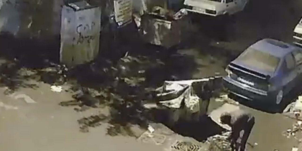 Zıplayarak yerinden çıkarttığı rögar kapağını çaldı; o anlar kamerada