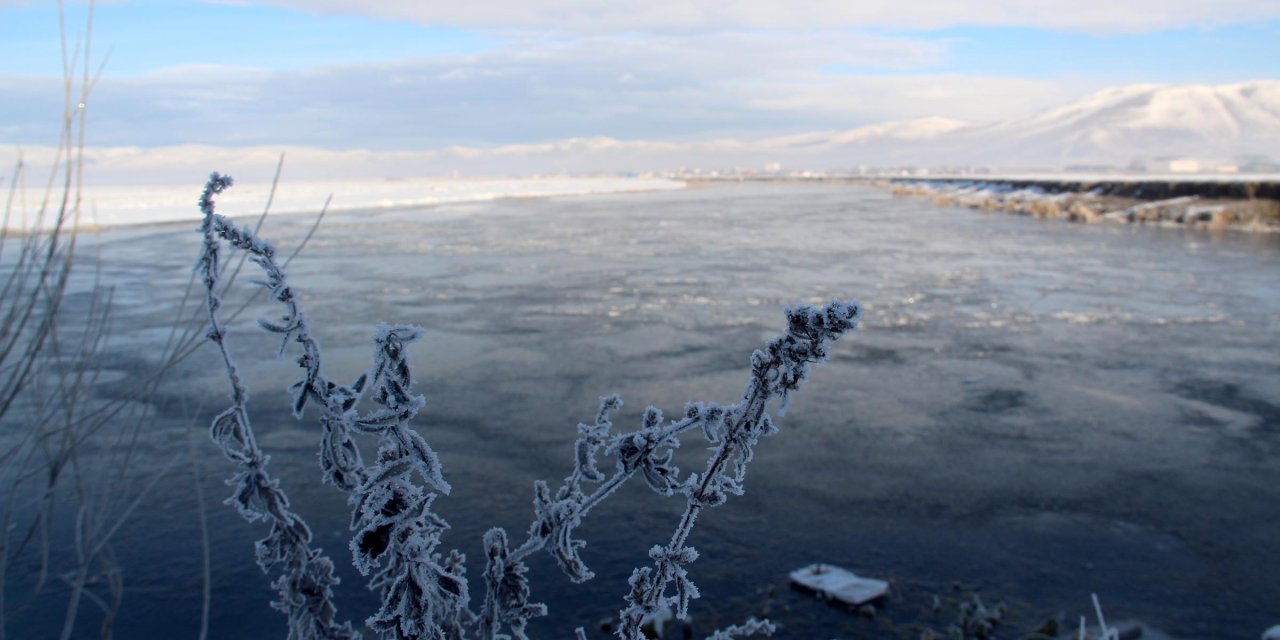 ‘Türkiye’nin çatısı’ Ardahan’da Sibirya soğukları: Kura Nehri'nin yüzeyi buz tuttu