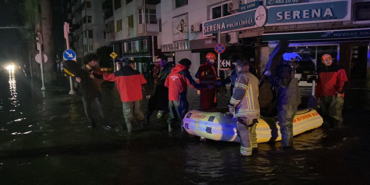 İzmir’de deniz taştı: Karşıyaka, Kordonboyu, Kıbrıs Şehitleri'nde mahsur kalanlar zodyaklarla kurtarıldı