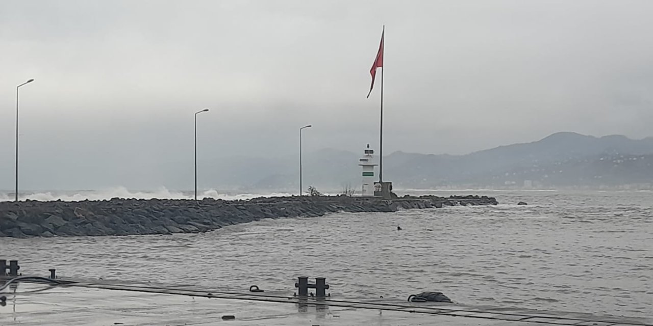 Trabzon'da fırtına dalgaları yükseltti: İki genç kayıp