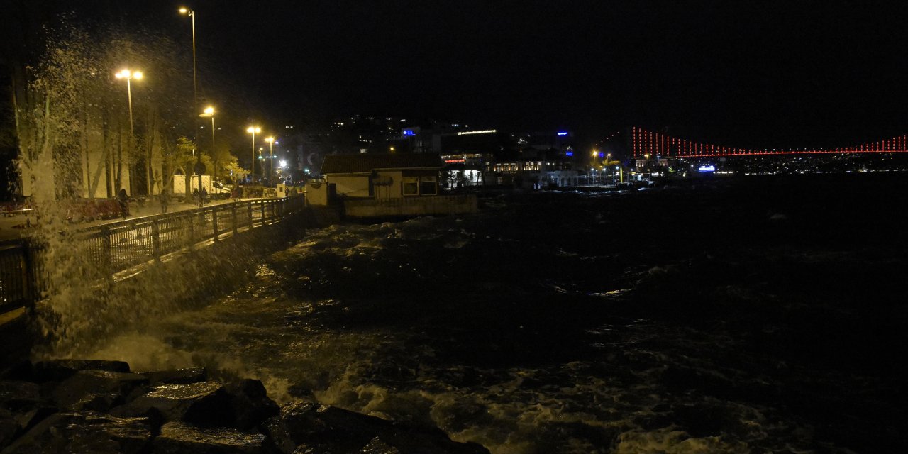 Fırtına İstanbul'da hem kara trafiğini hem deniz ulaşımını vurdu