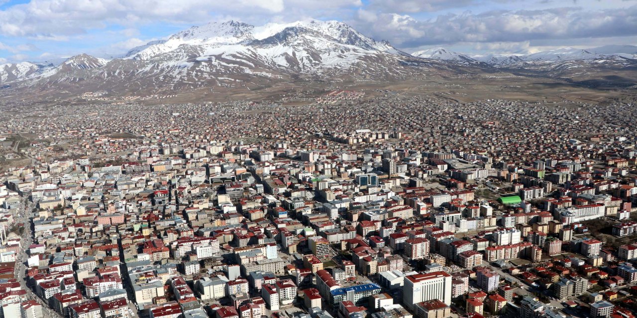 Deprem uzmanı Ahmet Ercan'dan Van uyarısı: Yıkıcı bir deprem daha olacak, Erek Dağı'na doğru kaydırmamız gerekiyor