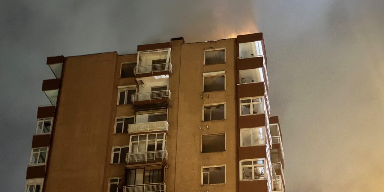Kadıköy'de metruk binanın tepesine yıldırım düştü