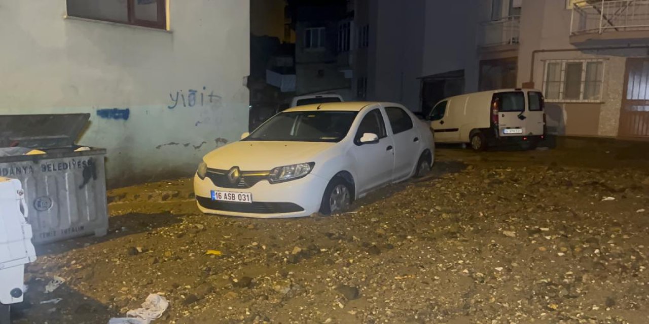 Mudanya'da sel: Ev ve işyerlerini su bastı, araçlar çamura bulandı