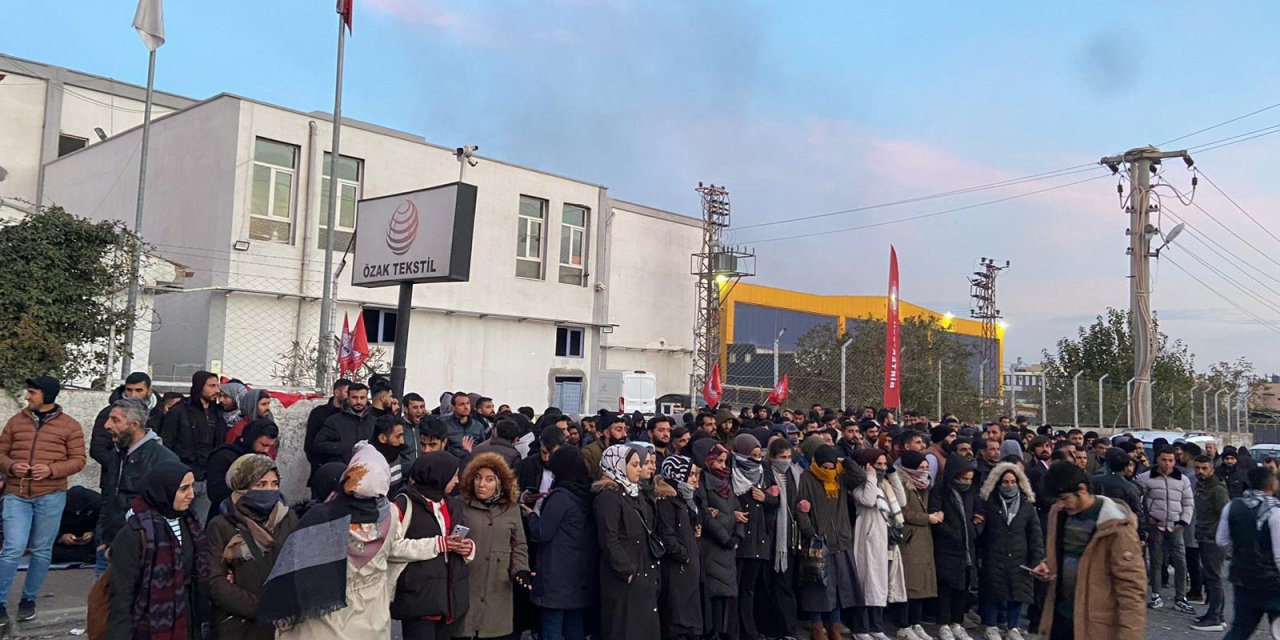 Özak Tekstil işçilerinin direnişi 4. gününde: 'Bizim kaderimiz bir. Biz kazanırsak siz de kazanacaksınız'