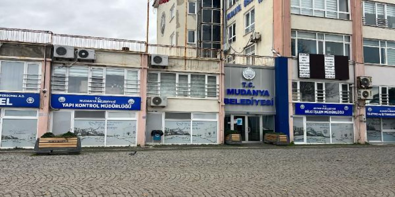 Bursa'da deprem nedeniyle Mudanya belediye binası hasar gördü, personel tahliye edildi