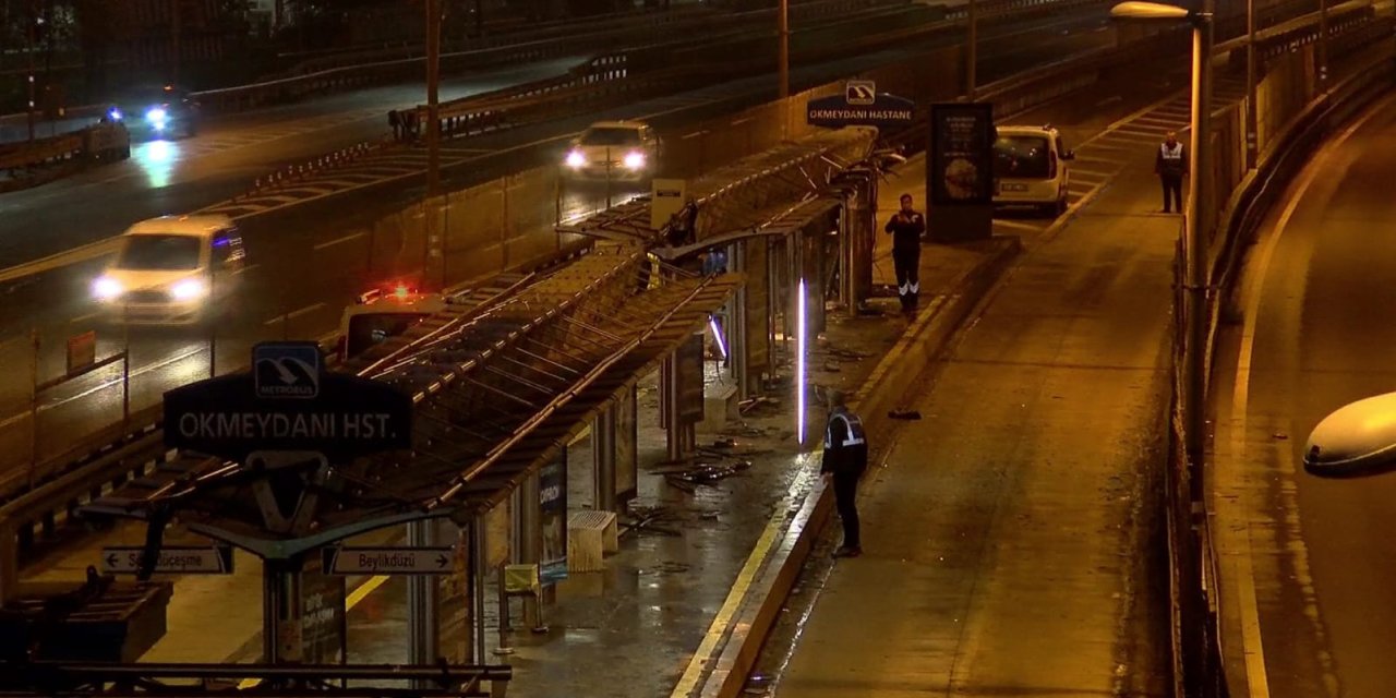 Okmeydanı'nda metrobüs durağa çarptı: 1 yaralı