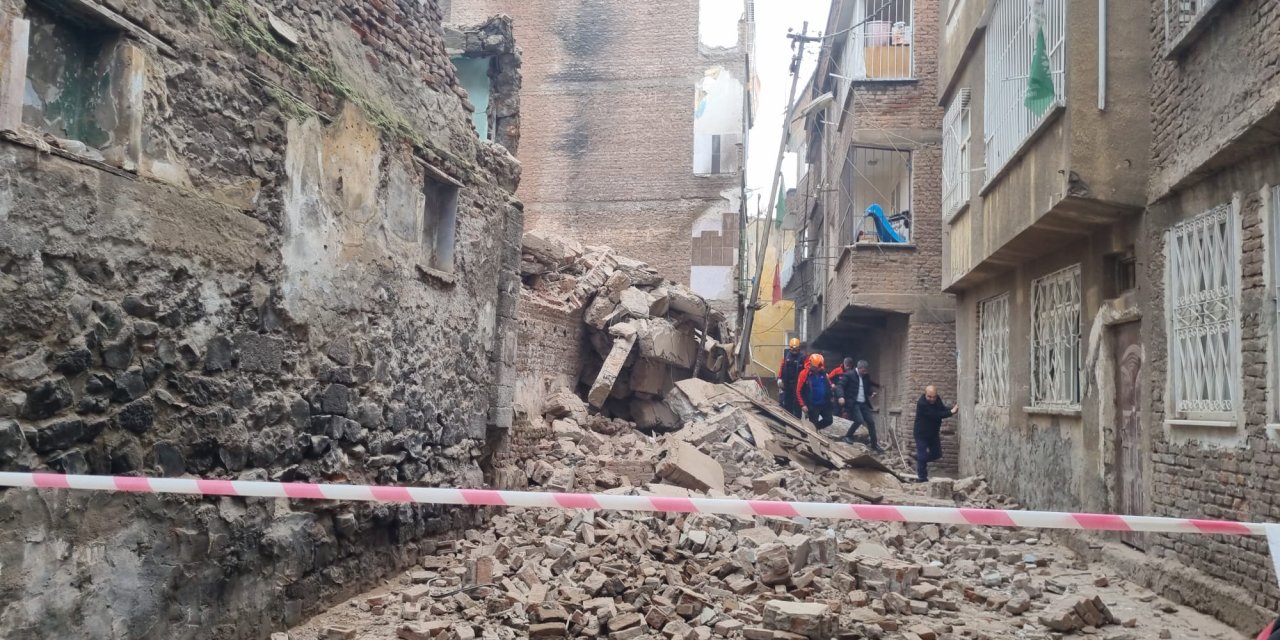 VİDEO | Diyarbakır’da 5 katlı bina çöktü; arama kurtarma çalışması devam ediyor