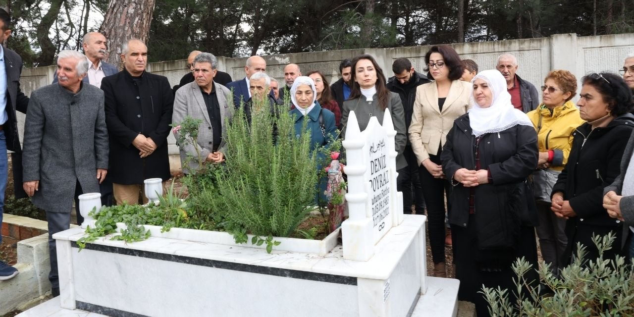 Tülay Hatimoğulları, İzmir İl Örgütü saldırısında hayatını kaybeden Deniz Poyraz’ın mezarını ziyaret etti