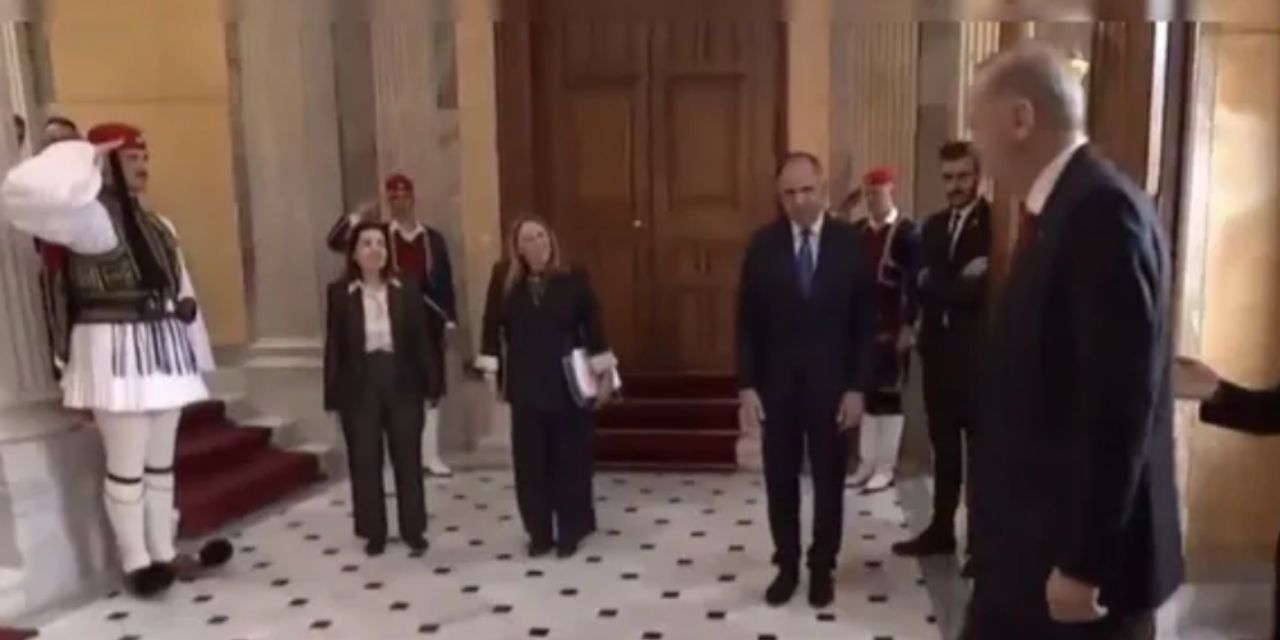 Yunan bakana ülkesinde tepki: Erdoğan'ın değil cumhurbaşkanının önünde eğildim