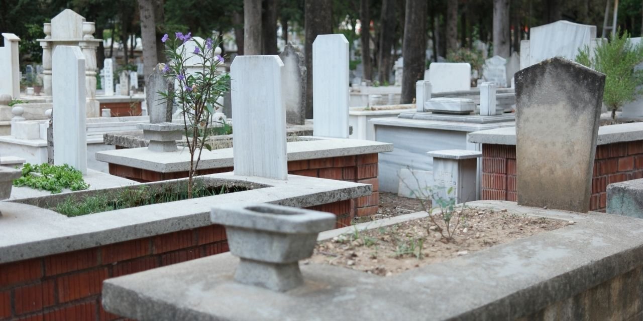 İstanbul'da mezar yeri ücretlerine zam geldi... En ucuzu köy ve azınlık mezarlıkları