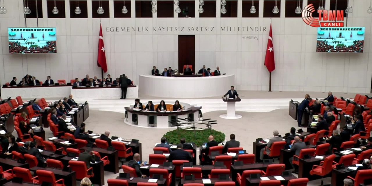 AKP'liler genel kurulu terk etti, Zengin, kürsüye yürüdü