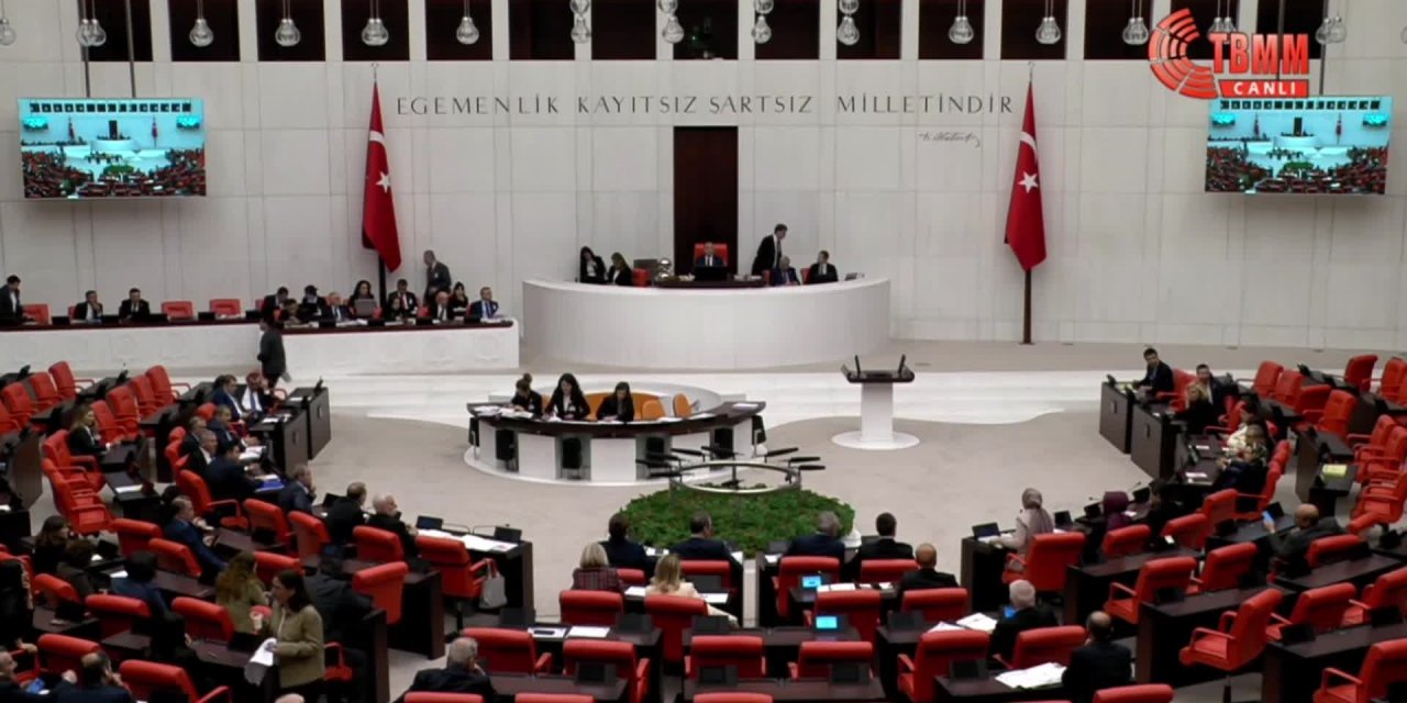 AKP'nin bayram sonrası ilk gündemi yeni anayasa; erken seçim de masada