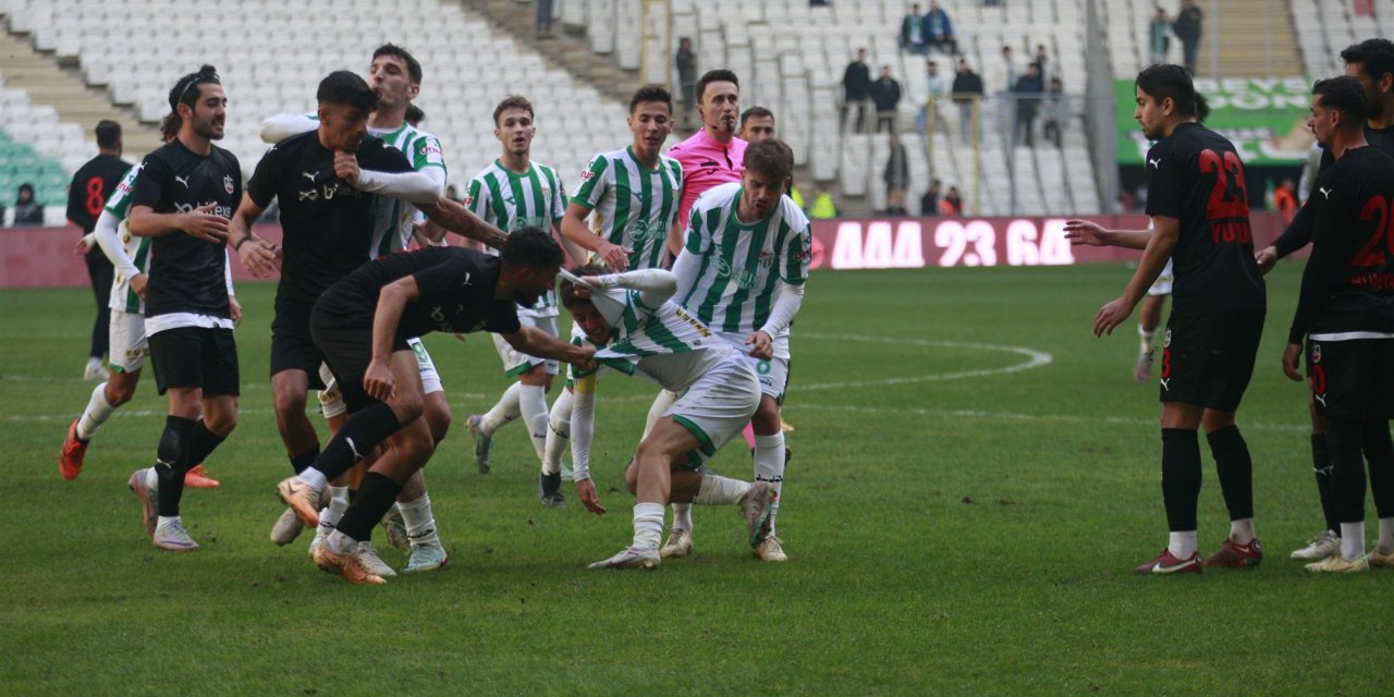 Bursaspor-Diyarbekirspor maçında oyuncular birbirine girdi