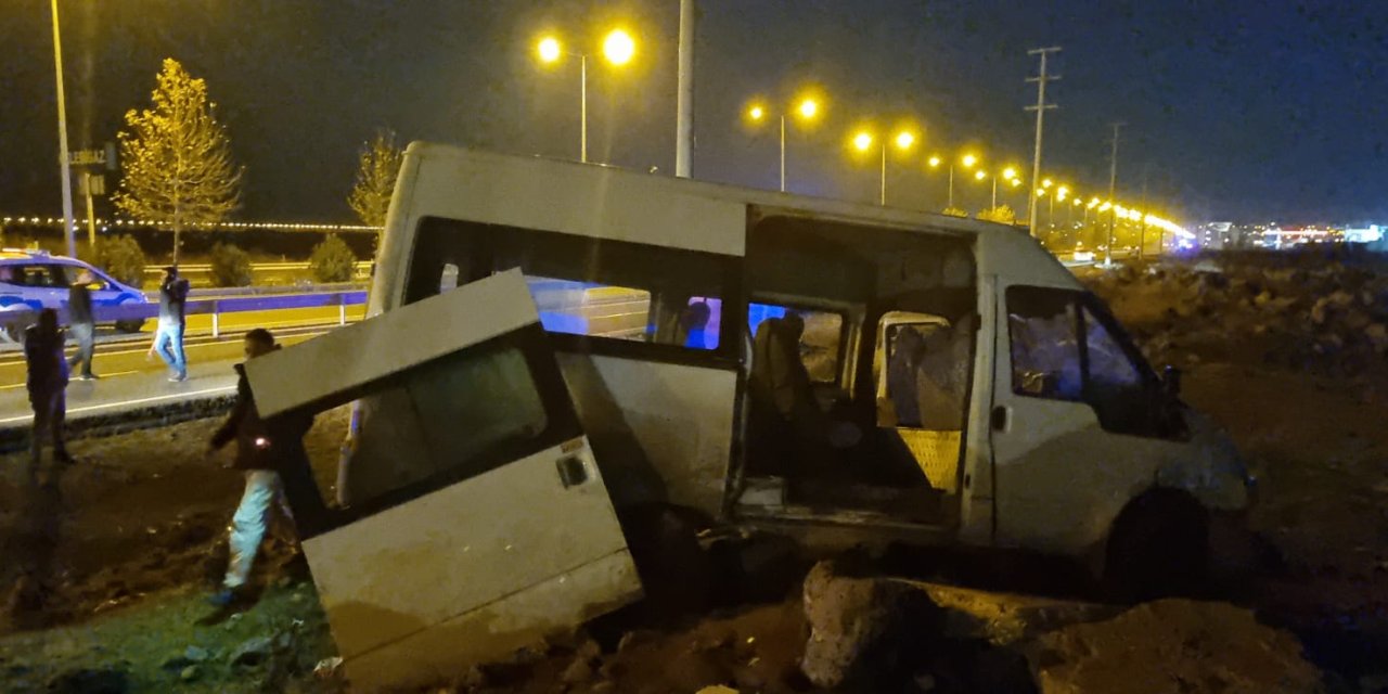 İnşaat işçilerini taşıyan minibüs tarlaya uçtu: 15 yaralı