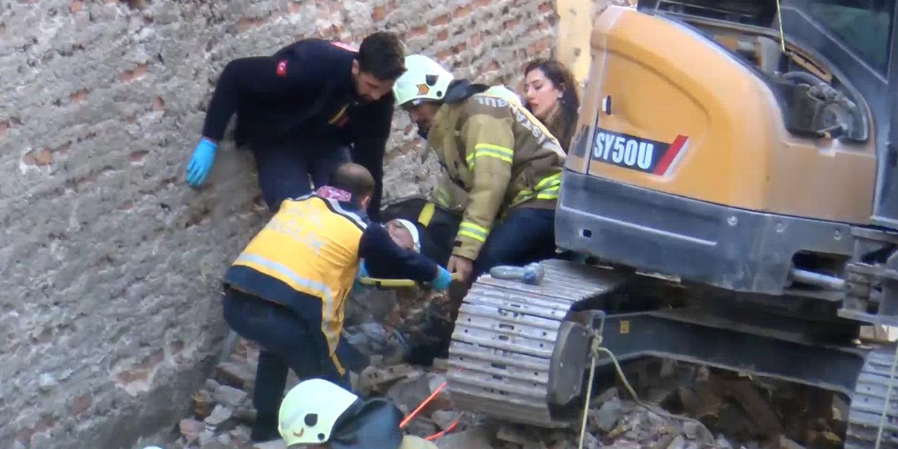 Kadıköy'de bina çöktü: Bir işçi enkazdan çıkarıldı