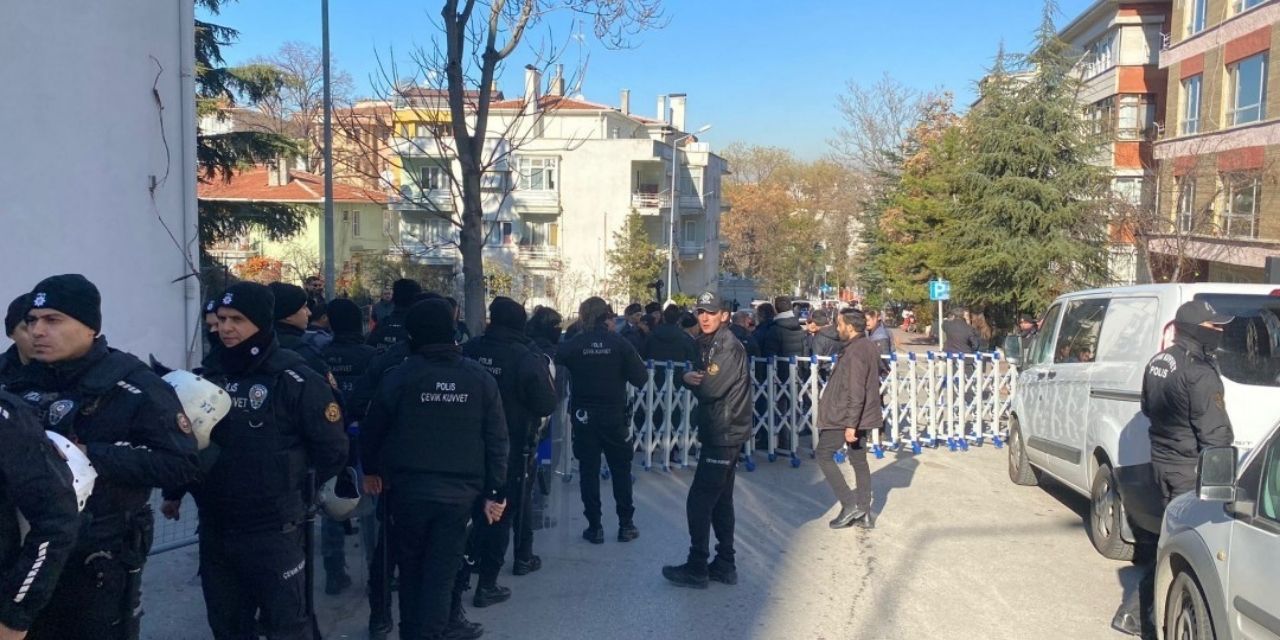 DEM Parti binası önünde provokasyon: Sarı ceset torbası atıldı