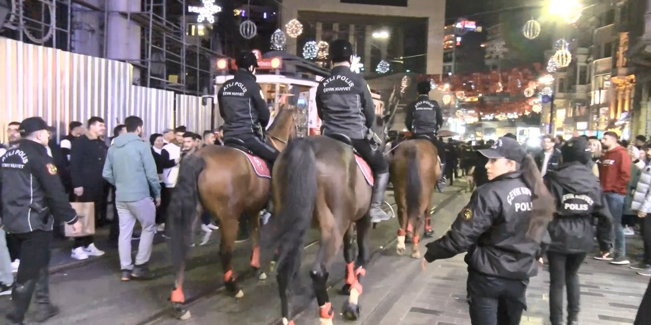 İstanbul'da yılbaşı manzaraları: Atlı polisler, polis köpekleri, sıkı aramalar...