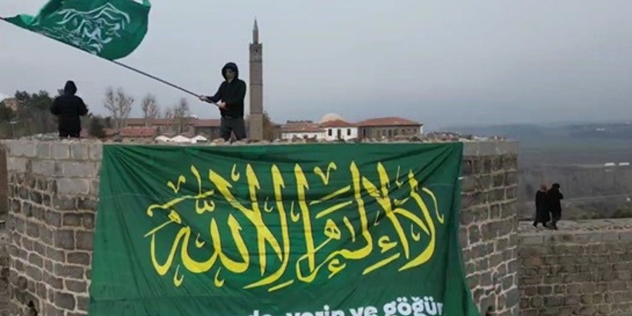 Diyarbakır'da AVM ve tarihi surlara Kelime-i Tevhid bayrağı asıldı