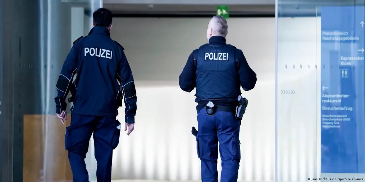 Almanya'da toplum en fazla polis ve doktorlara güveniyor