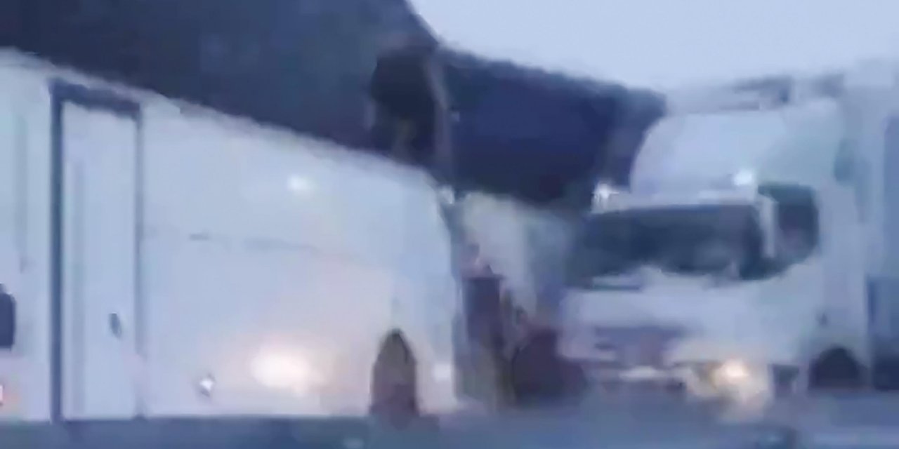 Kars'ta 2 otobüs ve 1 TIR birbirine girdi: 2 ölü, 8 yaralı