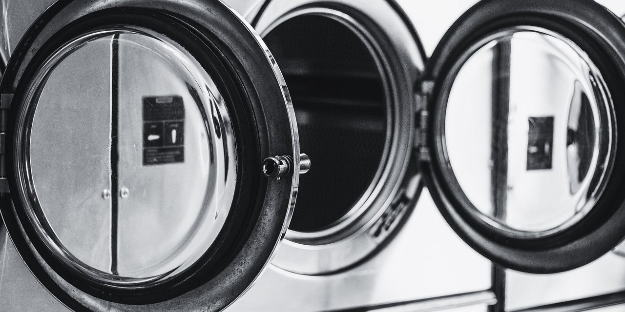 Çamaşır makinesine 1 kaşık ekleyin, siyah kıyafetleri parlatıyor ve daha iyi temizleniyor